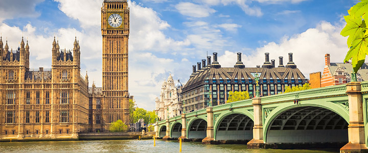 Blick vom Wasser aus auf den Big Ben, den Palace of Westminster und die Westminster Bridge in London, mit kräftig hervorgehobenen Farben.